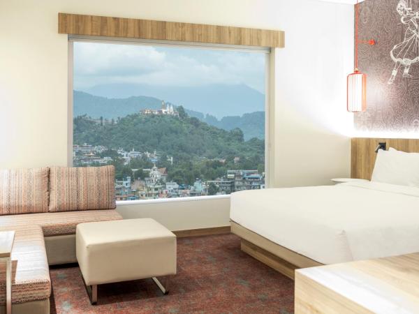 Hyatt Place Kathmandu : photo 4 de la chambre chambre lit king-size avec canapé-lit - vue sur ville