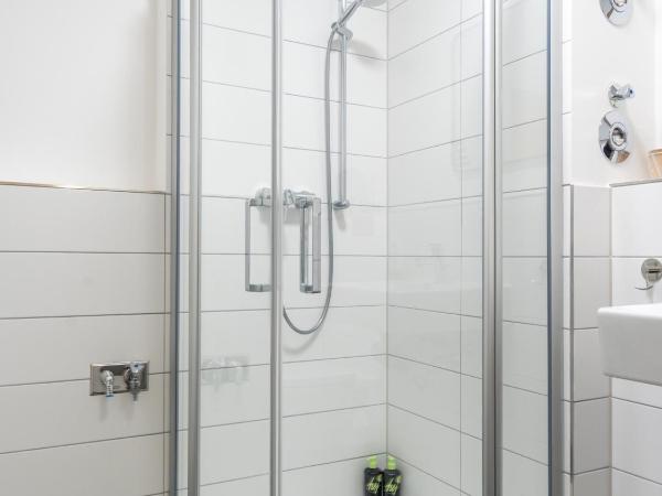 limehome Dresden Wallstraße - Digital Access : photo 8 de la chambre suite xl with balcony and courtyard view