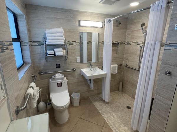 High Noon Beach Resort : photo 1 de la chambre chambre lit king-size - accessible aux personnes à mobilité réduite