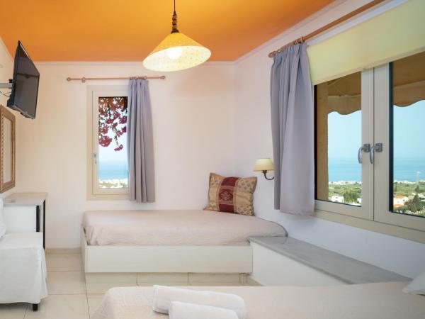 Room in Apartment - Spacious Room in Creta for 3 people, with Ac, Swimming Pool and Nature : photo 3 de la chambre chambre triple