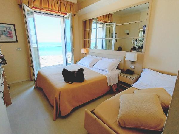 Hotel Caesar Paladium : photo 4 de la chambre chambre double supérieure avec lit d'appoint et vue sur la mer