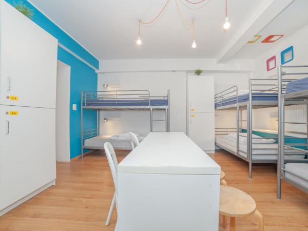 Tatamka Hostel : photo 3 de la chambre lit dans dortoir de 8 lits avec salle de bains