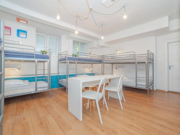 Tatamka Hostel : photo 1 de la chambre lit dans dortoir de 8 lits avec salle de bains