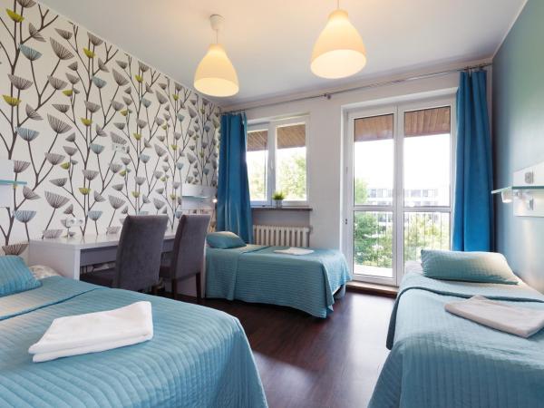 Tatamka Hostel : photo 3 de la chambre chambre triple - vue sur jardin