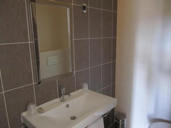 Hôtel les Arbousiers : photo 6 de la chambre chambre double standard