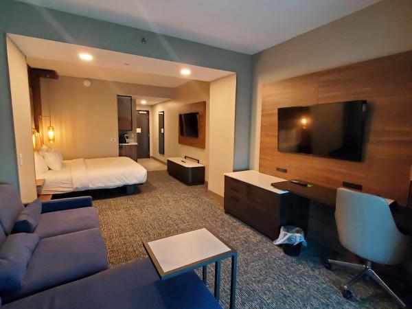 La Quinta Inn & Suites by Wyndham Nashville Downtown Stadium : photo 5 de la chambre chambre lit king-size - non-fumeurs