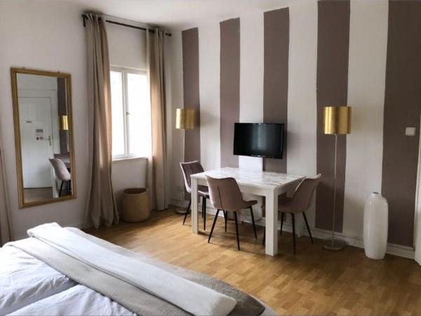 Ela Apartments Berlin : photo 3 de la chambre chambre triple avec salle de bains commune