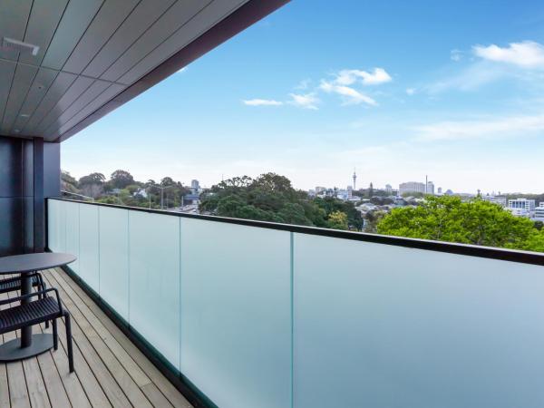 Ramada by Wyndham Newmarket Auckland : photo 6 de la chambre appartement 3 chambres avec lit king-size et lits simples - dernier étage