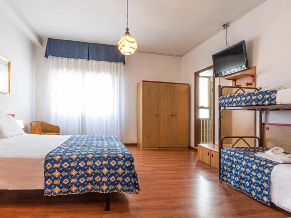 Hotel Diana : photo 3 de la chambre chambre quadruple