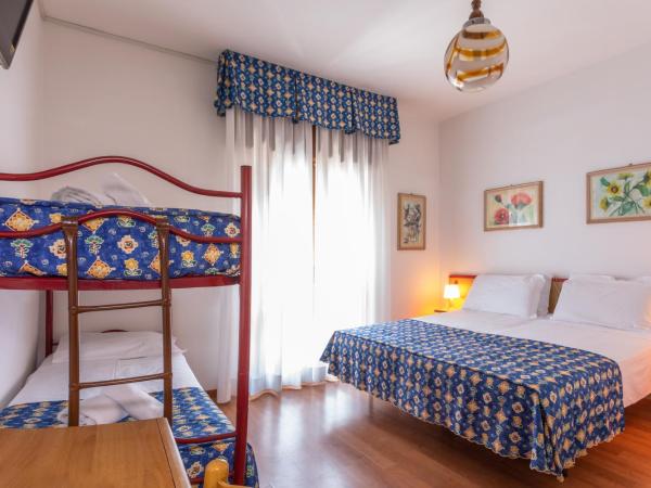 Hotel Diana : photo 4 de la chambre chambre quadruple