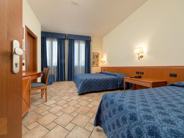 Hotel Giotto : photo 4 de la chambre chambre triple