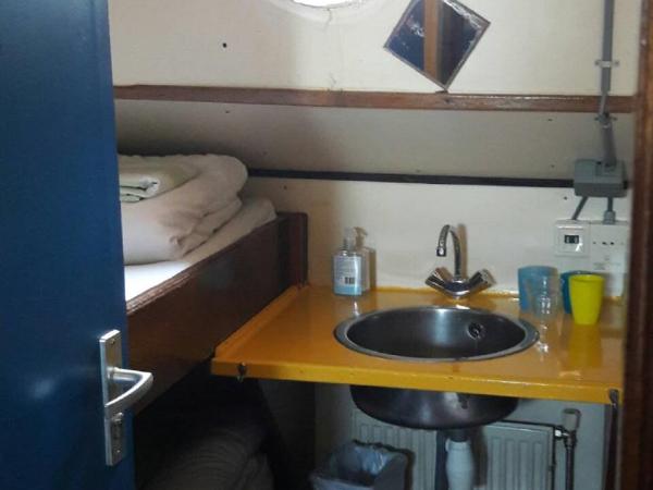 Intersail Hostel - Avontuur : photo 4 de la chambre chambre quadruple Économique avec salle de bains commune