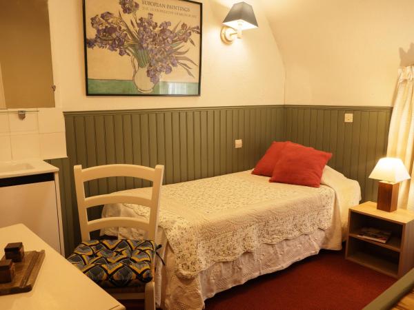 Hôtel du Cygne Paris : photo 1 de la chambre chambre simple avec salle de bains commune