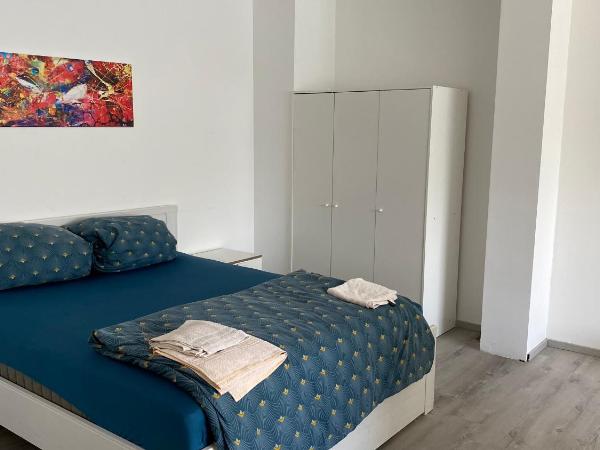 Pension Neon : photo 1 de la chambre chambre double avec salle de bains privative