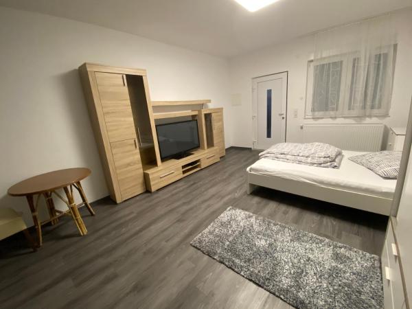 Pension Neon : photo 6 de la chambre chambre double avec salle de bains privative