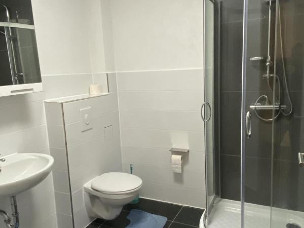 Pension Neon : photo 8 de la chambre chambre double avec salle de bains privative