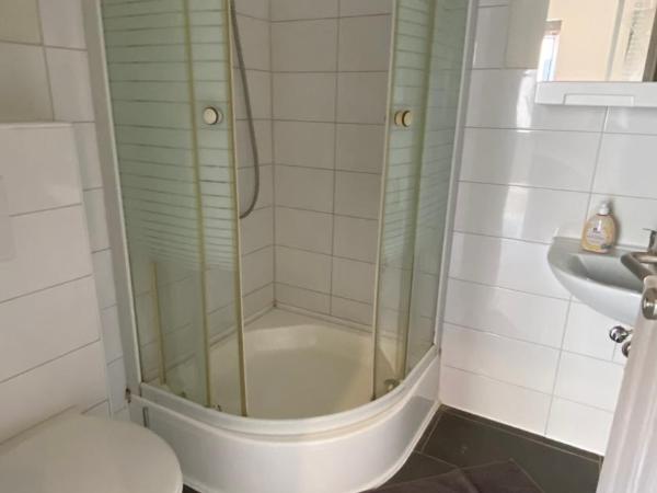 Pension Neon : photo 4 de la chambre chambre double avec salle de bains privative