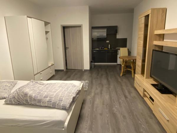 Pension Neon : photo 5 de la chambre chambre double avec salle de bains privative