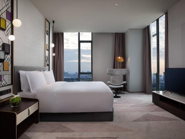 Crowne Plaza Foshan Nanhai - an IHG Hotel - Free Canton Fair Shuttle Bus : photo 4 de la chambre suite présidentielle avec accès au salon