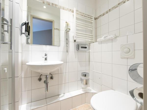 Nu Wave Hotel Berlin - Digital Access 2025 : photo 8 de la chambre chambre triple classique