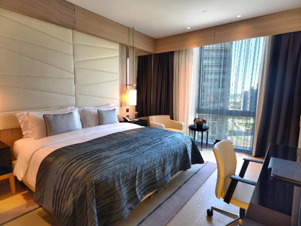 Wyndham Grand Istanbul Levent : photo 1 de la chambre chambre lit king-size deluxe - vue partielle sur mer