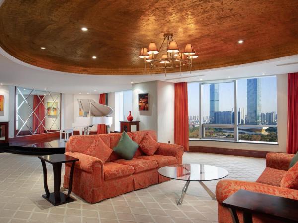 Crowne Plaza Wuxi City Center : photo 2 de la chambre suite présidentielle lit king-size