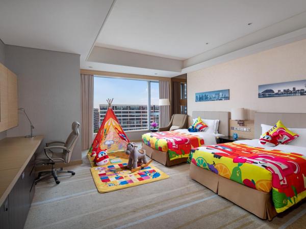 Crowne Plaza Guangzhou Huadu, an IHG Hotel - Free shuttle between hotel and Exhibition Center during Canton Fair & Exhibitor registration Counter : photo 6 de la chambre premium double room with two double beds and garden view - kids theme