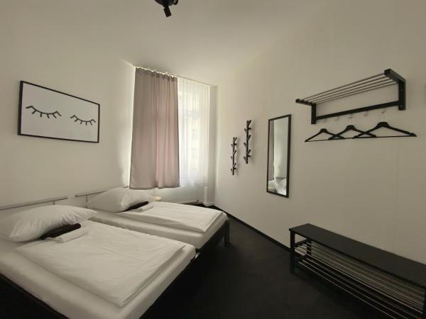 Hotel AVAlex : photo 5 de la chambre chambre double avec salle de bains commune