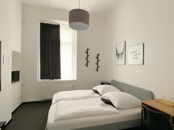 Hotel AVAlex : photo 3 de la chambre chambre double avec salle de bains commune