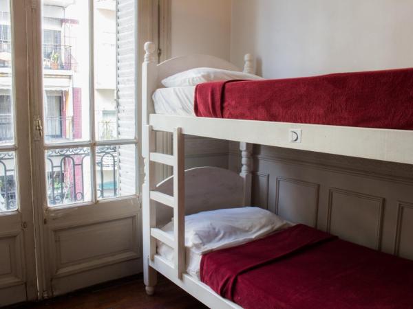 Voyage Recoleta Hostel : photo 4 de la chambre lit dans dortoir de 4 lits avec salle de bains privative