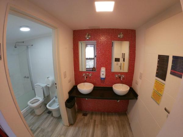 Malevo Murana Hostel : photo 1 de la chambre chambre quadruple avec salle de bains privative