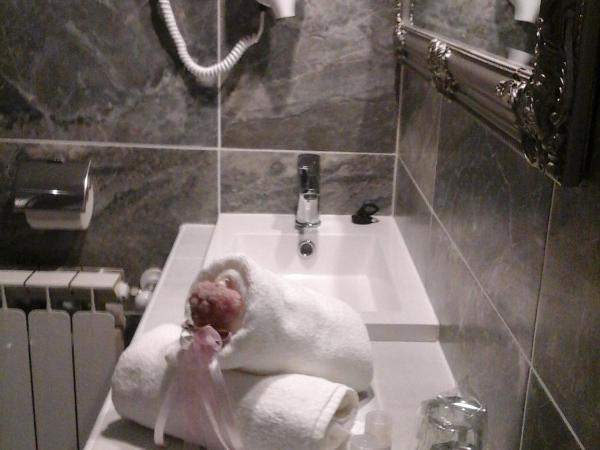 Villa Milli B&B : photo 6 de la chambre chambre familiale avec salle de bains privative