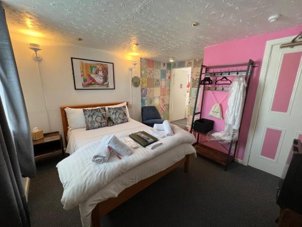 Raffles Hotel : photo 3 de la chambre chambre familiale avec salle de bains privative