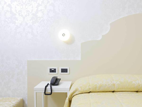 Hotel Adriatico : photo 3 de la chambre chambre double ou lits jumeaux