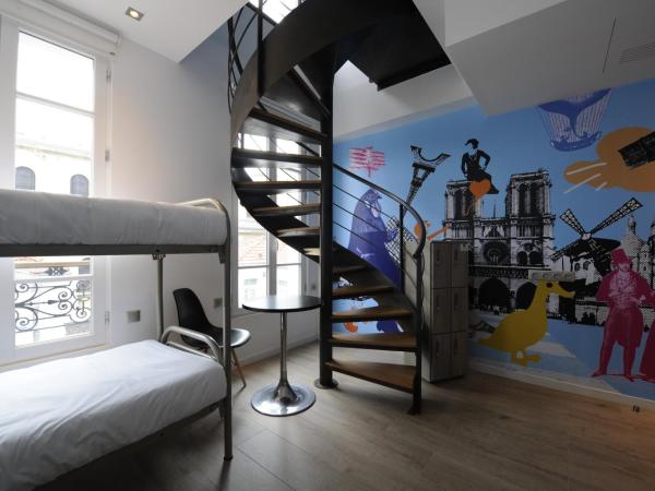 The 3 Ducks Eiffel Tower by Hiphophostels : photo 7 de la chambre chambre familiale avec douche 