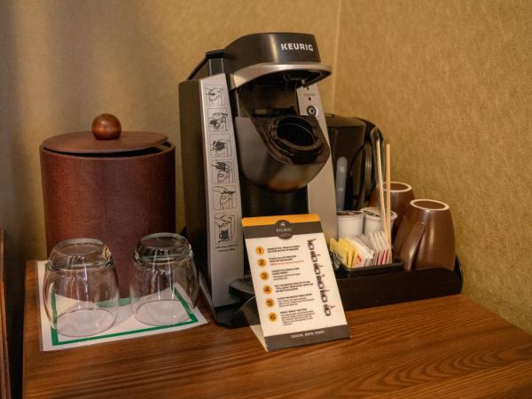 Banff Caribou Lodge and Spa : photo 4 de la chambre suite d'angle avec baignoire spa