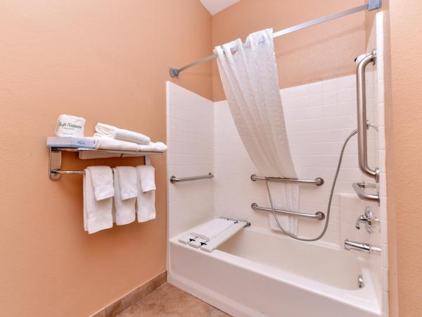 Candlewood Suites San Diego, an IHG Hotel : photo 2 de la chambre suite lit king-size avec baignoire - accessible aux personnes à mobilité réduite