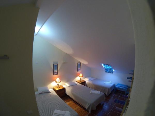 Supertubos Beach Hostel : photo 5 de la chambre chambre familiale avec salle de bains