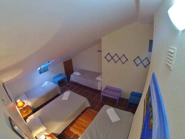 Supertubos Beach Hostel : photo 2 de la chambre chambre familiale avec salle de bains