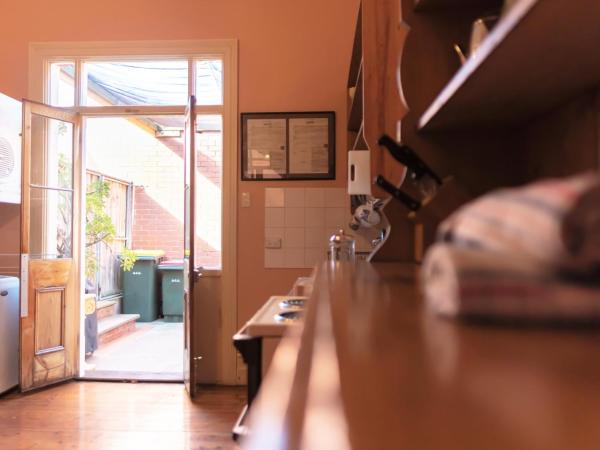 North Adelaide Heritage Cottages & Apartments : photo 6 de la chambre cottage chapel de 2 chambres