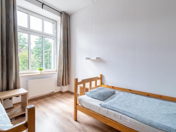 Hostel Katowice Centrum : photo 4 de la chambre chambre triple avec salle de bains commune