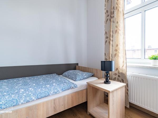 Hostel Katowice Centrum : photo 1 de la chambre chambre simple avec salle de bains commune