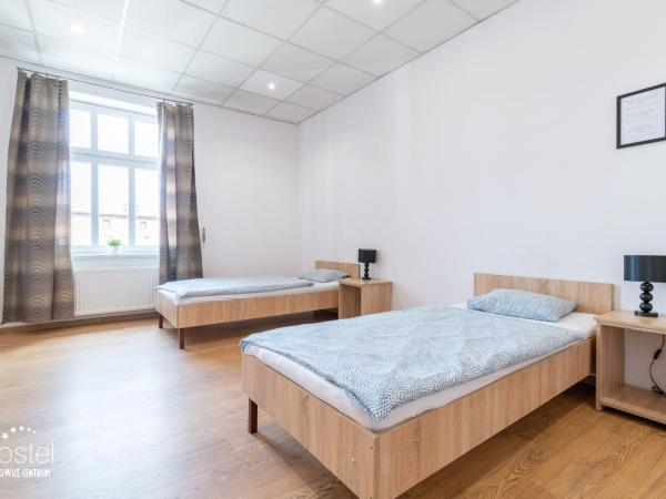 Hostel Katowice Centrum : photo 5 de la chambre chambre lits jumeaux avec salle de bains commune