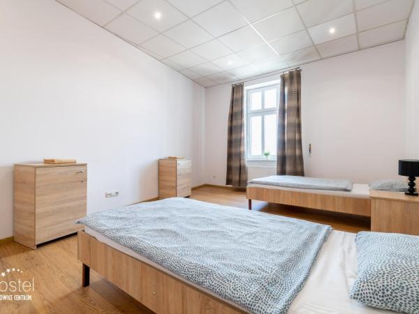 Hostel Katowice Centrum : photo 4 de la chambre chambre lits jumeaux avec salle de bains commune