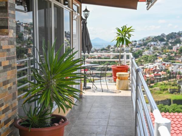 Casa LEONOR : photo 8 de la chambre chambre lits jumeaux - vue sur ville