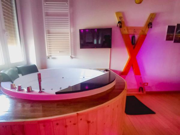 4Roomz : photo 5 de la chambre chambre double de luxe avec baignoire spa 