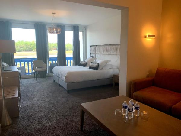 Le Relais Du Lac : photo 3 de la chambre suite avec balcon et vue sur le lac