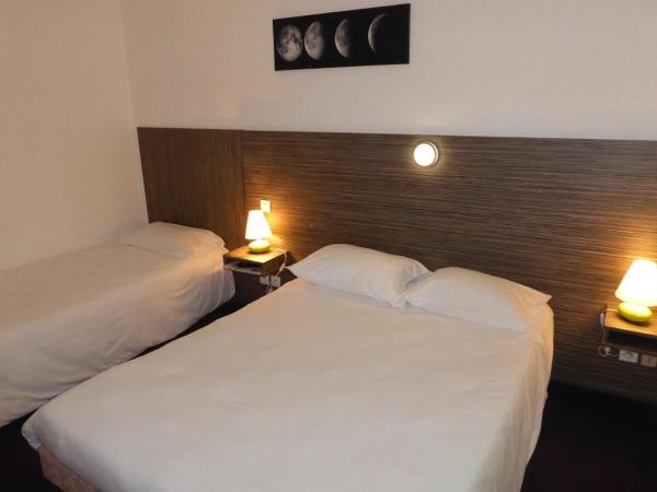 Hôtel Le Cosy Blois Villebarou : photo 1 de la chambre chambre triple standard sans ascenseur - 1er Étage - 17 m2