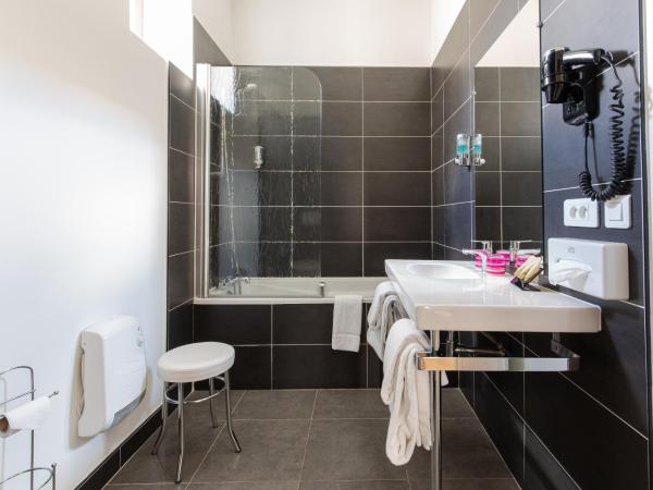 Hotel Le Renoir : photo 4 de la chambre chambre supérieure lit queen-size