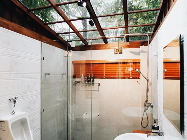 Baansuwanburi - บ้านสุวรรณบุรี : photo 6 de la chambre chambre lit king-size - vue sur Étang et jardin